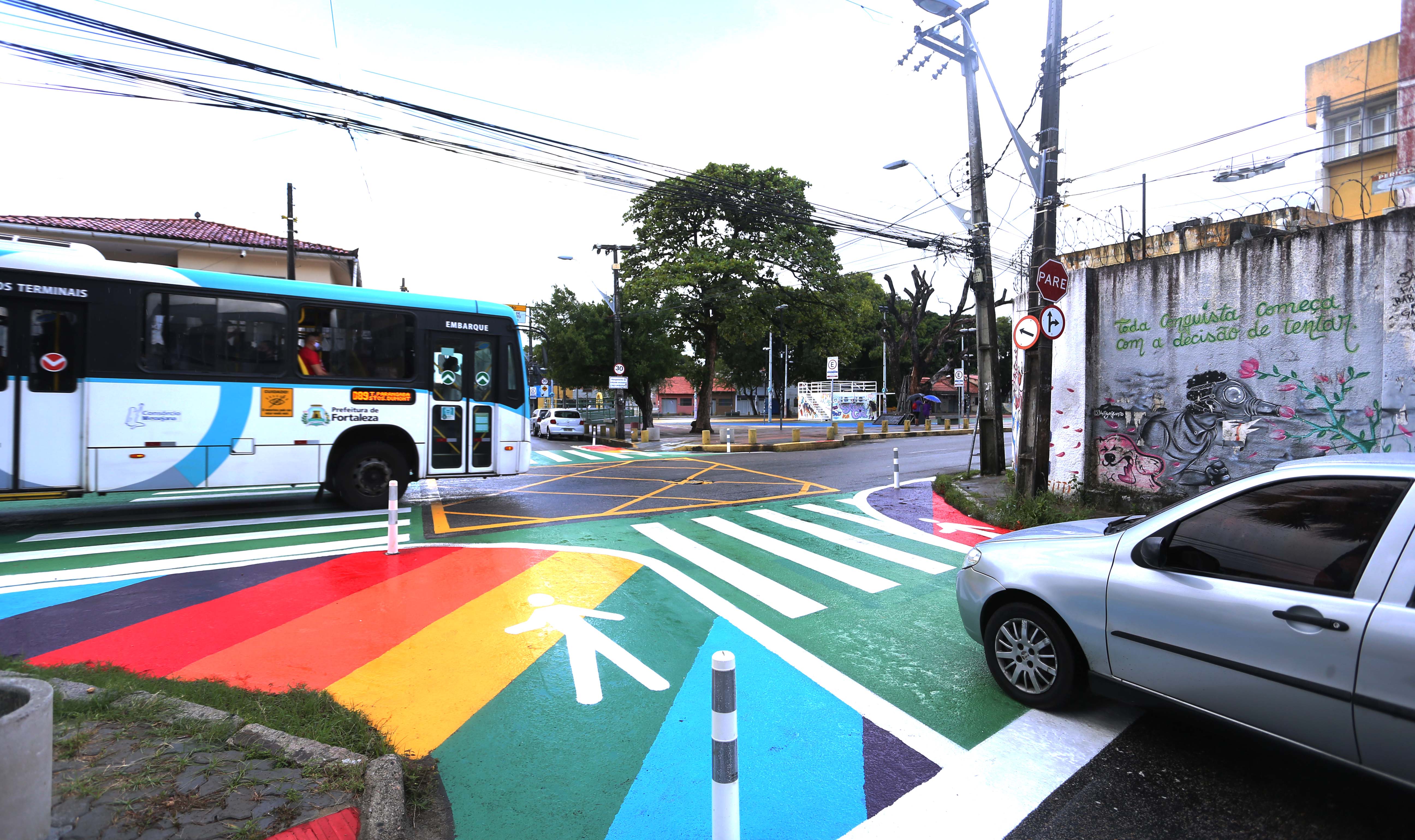 a foto mostra o cruzamento de duas ruas com sinalização horizontal para evitar que os carros ocupem a área dos pedestres